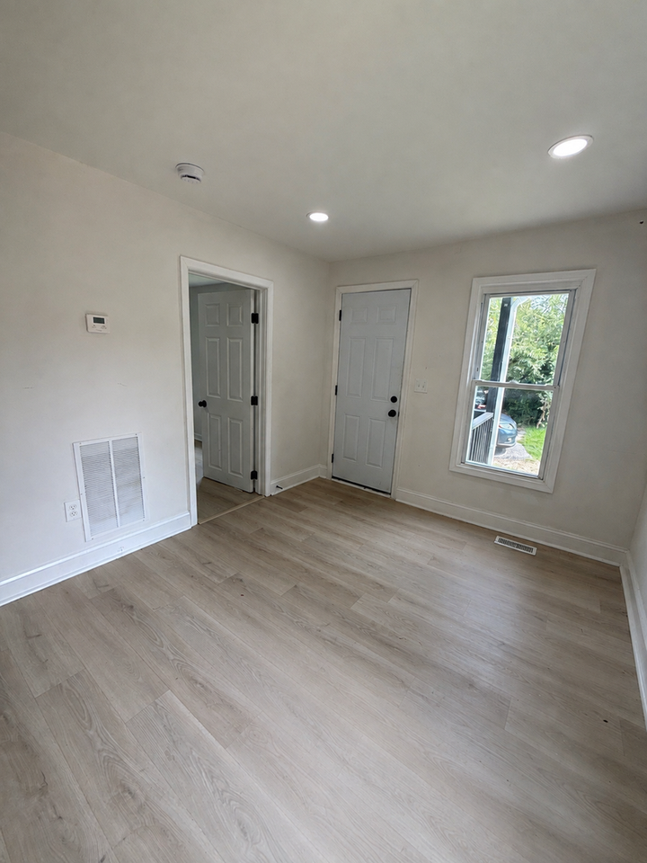 7612 Hackett Ave - Photo 3 of 13