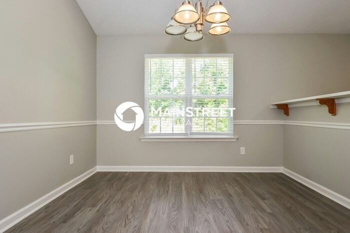 1424 Buckingham Pl - Photo 5 of 17