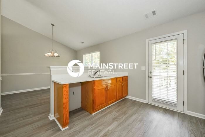 1424 Buckingham Pl - Photo 6 of 17