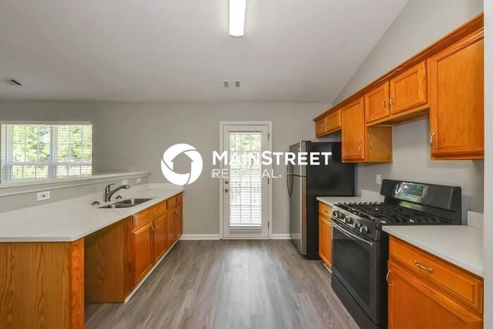 1424 Buckingham Pl - Photo 7 of 17