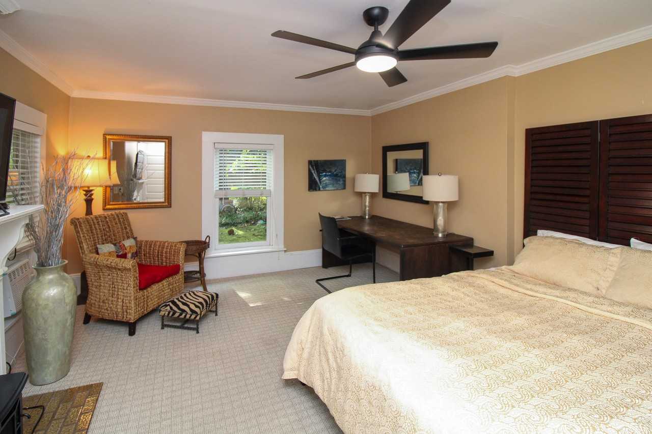 147 E Chestnut St #8 - Photo 3 of 17