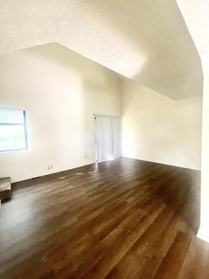 452 Larkwood Dr - Photo 4 of 10
