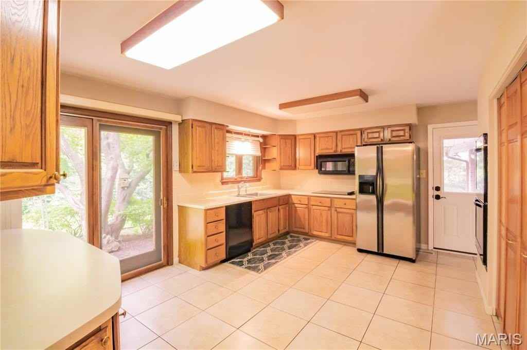 395 Statesman Ct - Photo 4 of 37