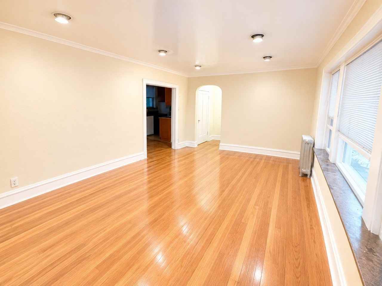 2044 W Farragut Ave #1C - Photo 3 of 10