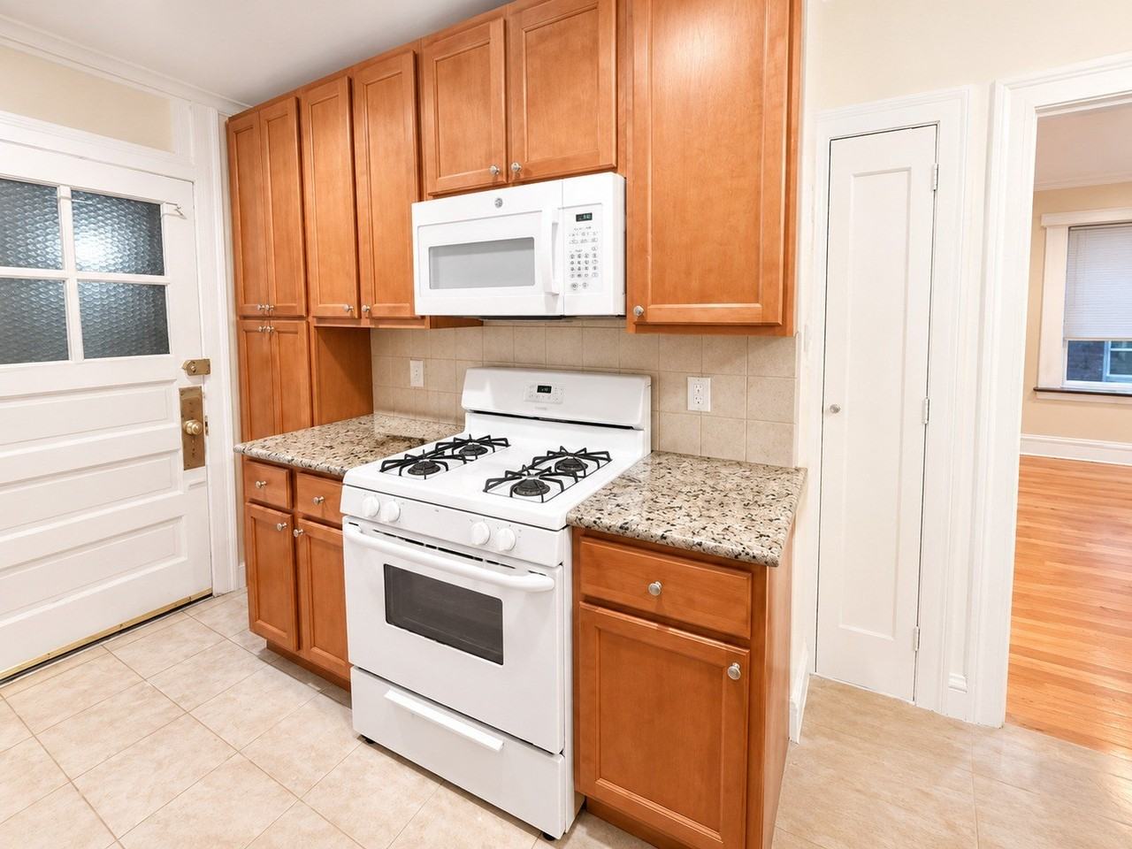 2044 W Farragut Ave #1C - Photo 5 of 10