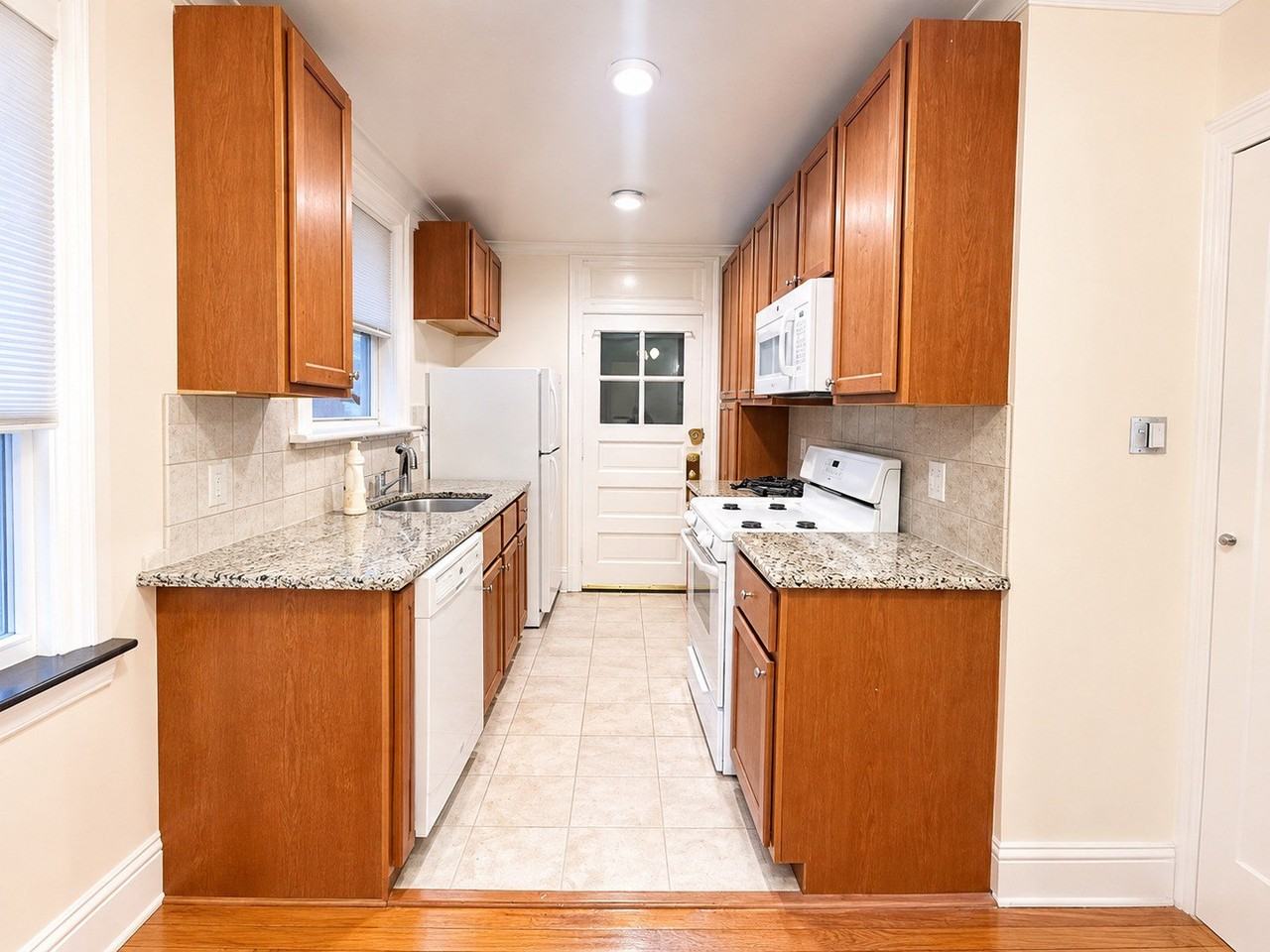 2044 W Farragut Ave #1C - Photo 6 of 10