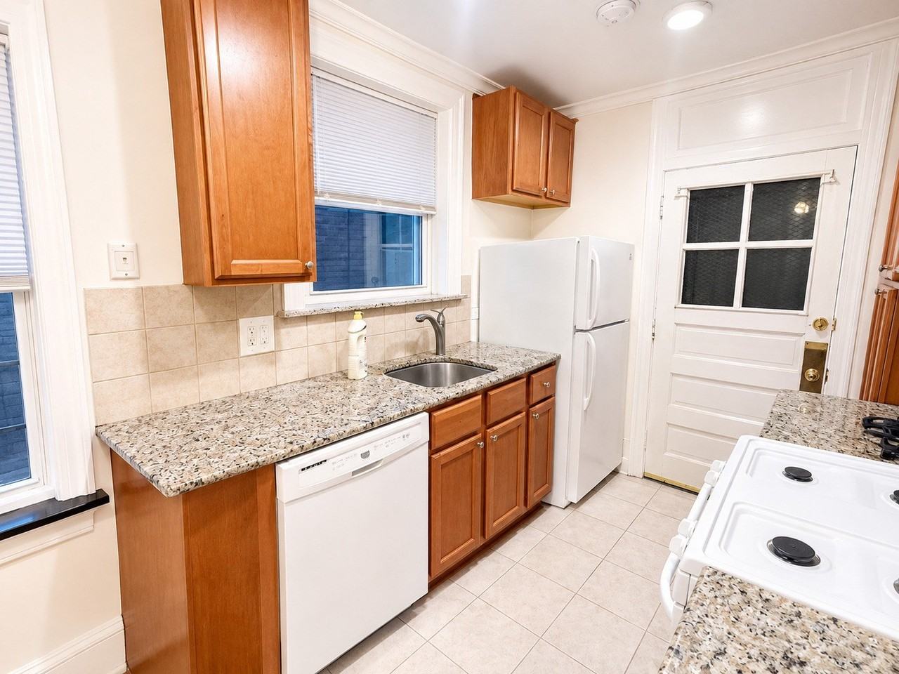 2044 W Farragut Ave #1C - Photo 7 of 10