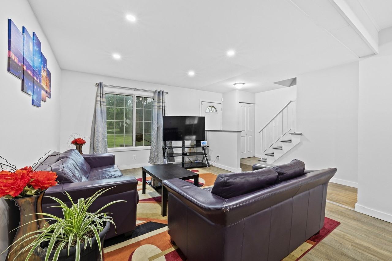 422 Gainsborough Ct #422 - Photo 5 of 25