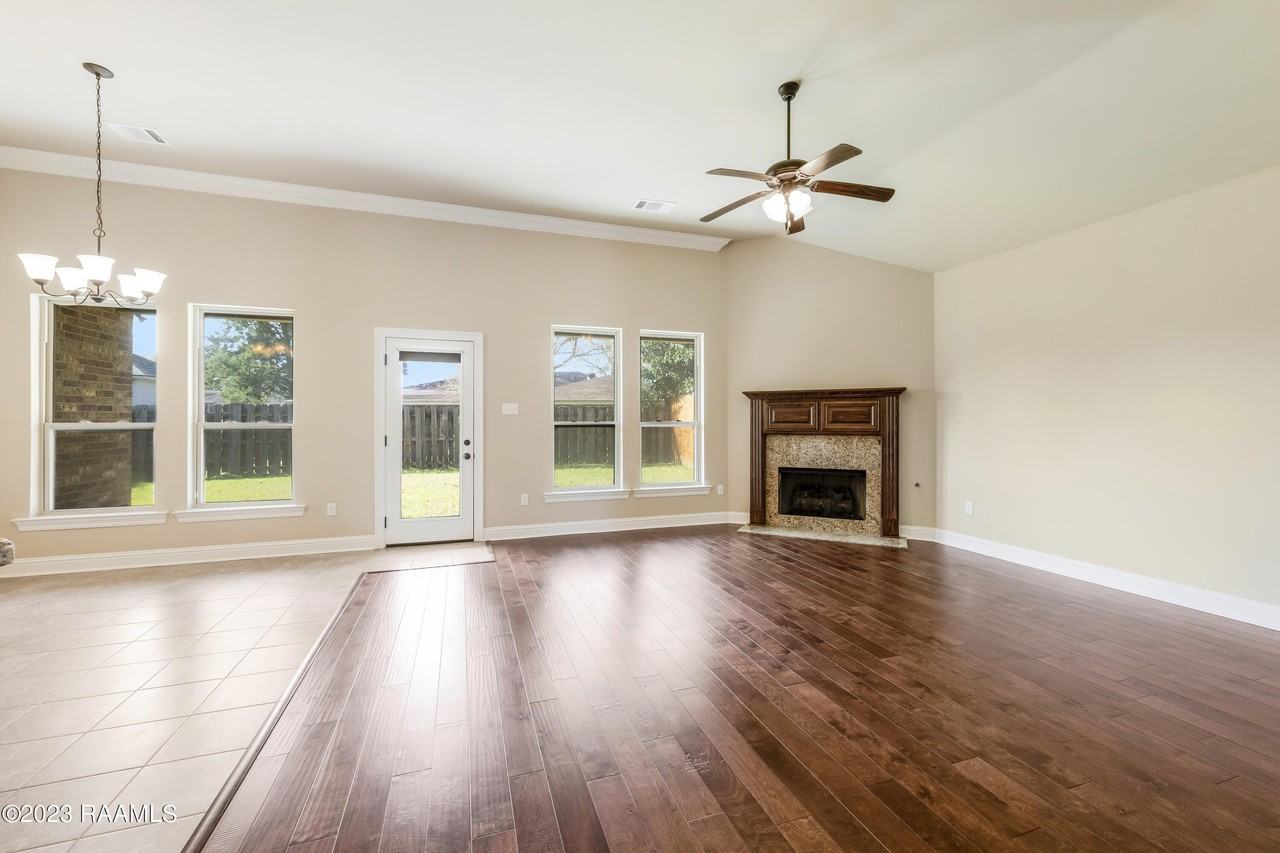 244 Rosemary Pl - Photo 4 of 35