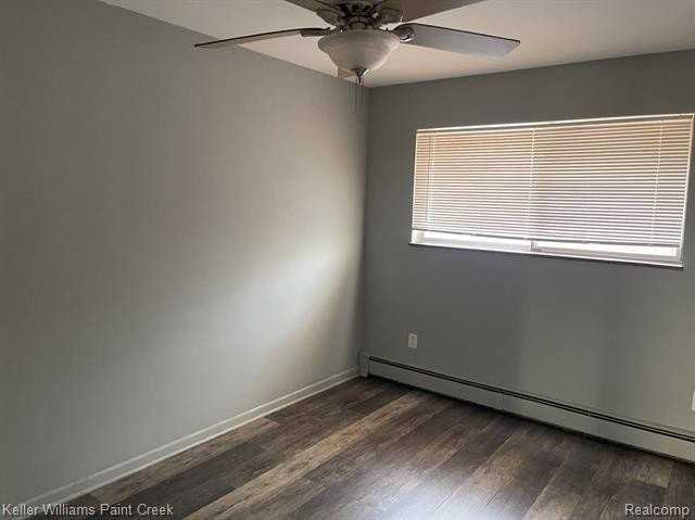 474 W Marshall St - Photo 5 of 7