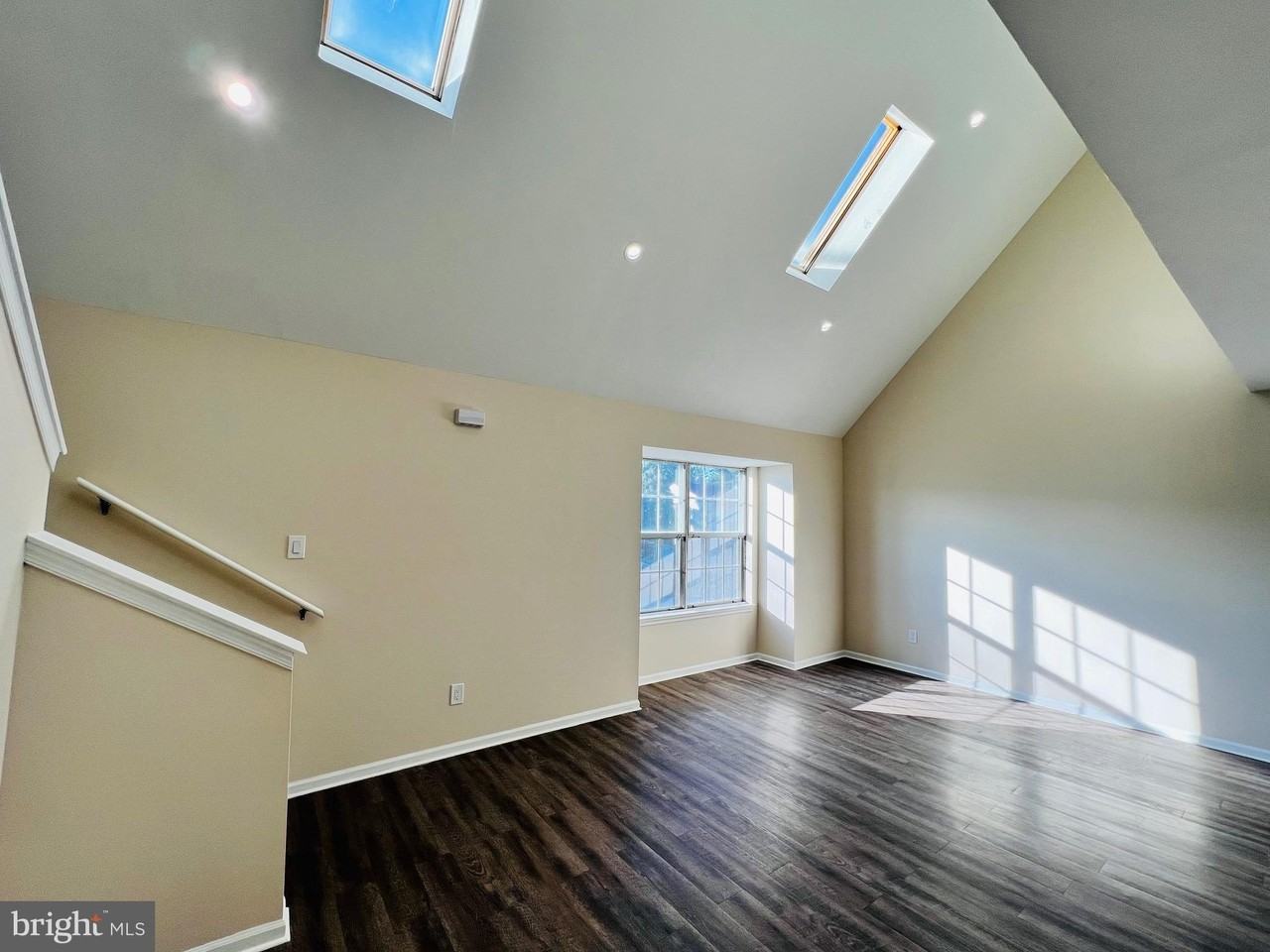 31 Bellaire Dr - Photo 3 of 20