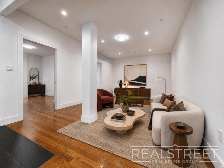9002 Queens Blvd #510