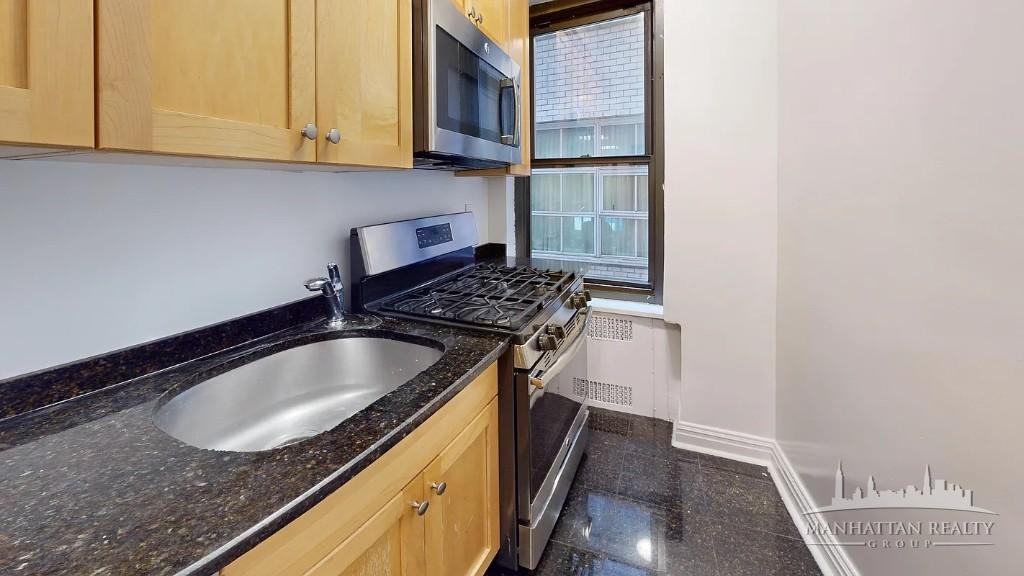 E 56th St #5C - Photo 2 of 5