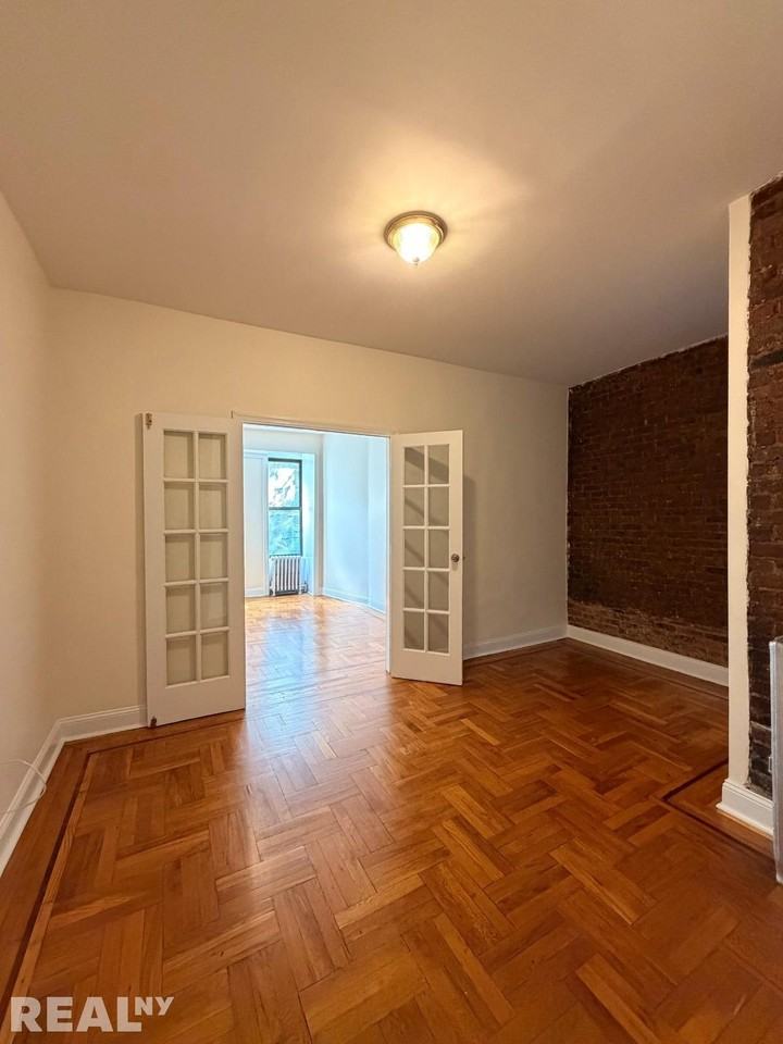 E 12th St #35 - Photo 4 of 10