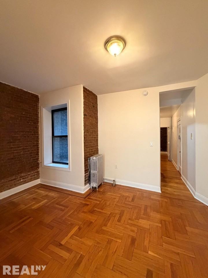 E 12th St #35 - Photo 5 of 10