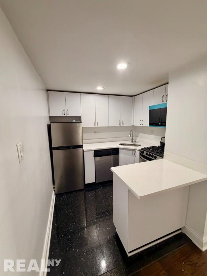 E 16th St #16B - Photo 2 of 5