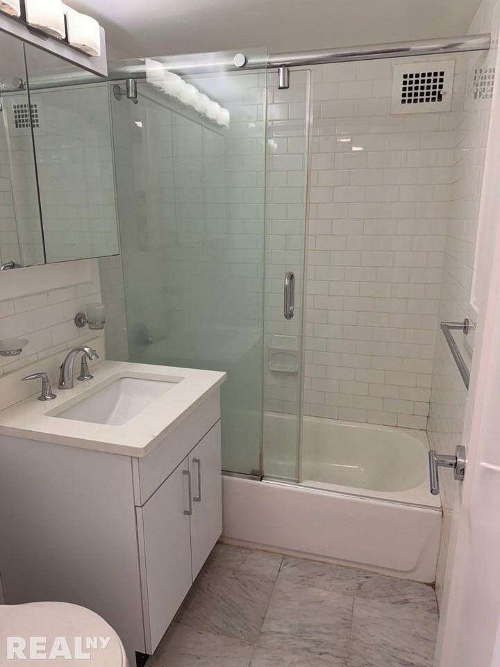 E 16th St #16B - Photo 4 of 5