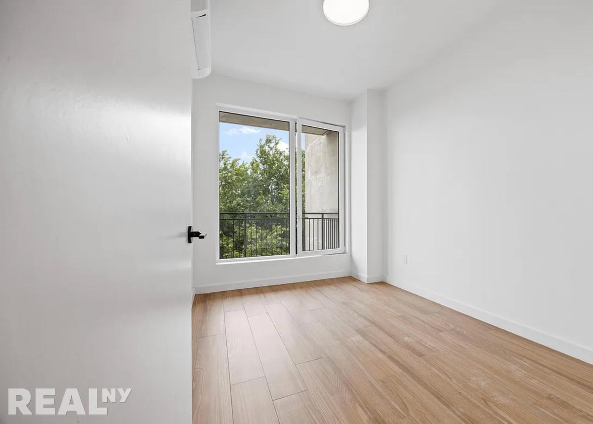 New York Ave #PH1 - Photo 5 of 6