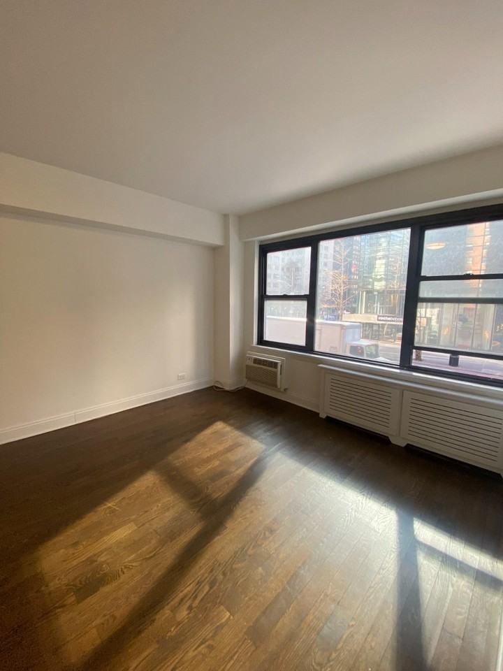 E 57th St #3A - Photo 4 of 8