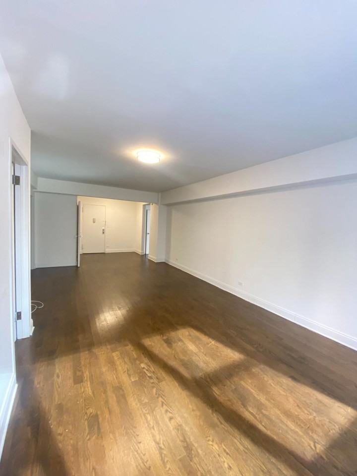 E 57th St #3A - Photo 5 of 8