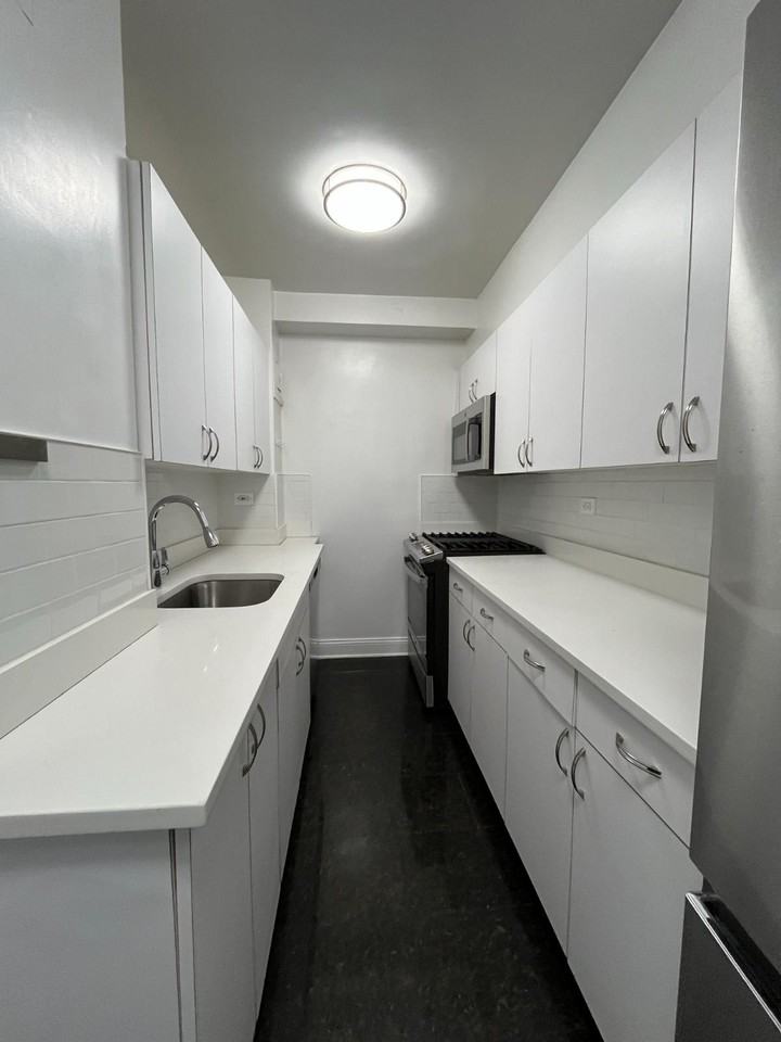 E 57th St #3A - Photo 6 of 8