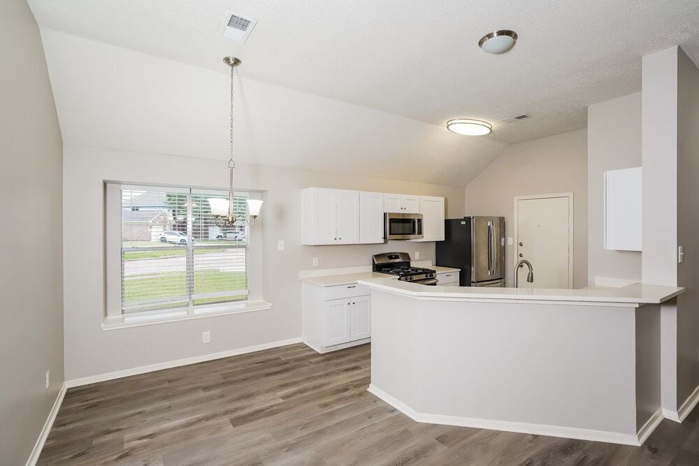 5200 Rockwood Dr - Photo 6 of 16