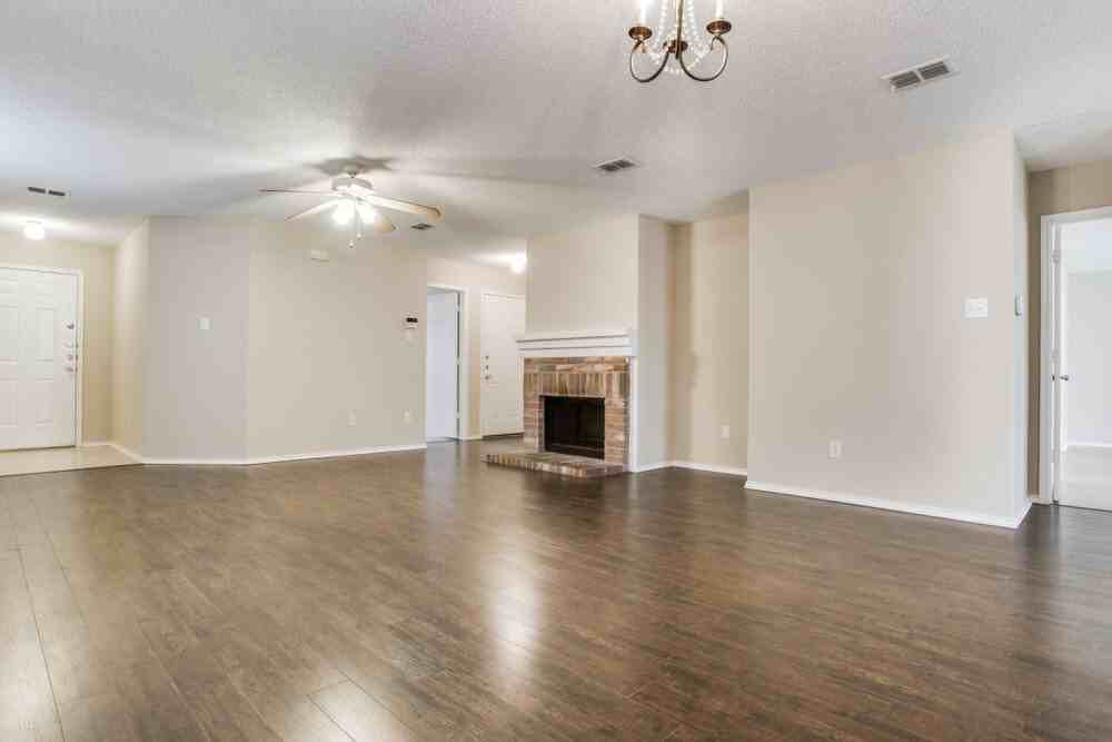 8712 Stonebriar Ln - Photo 2 of 10