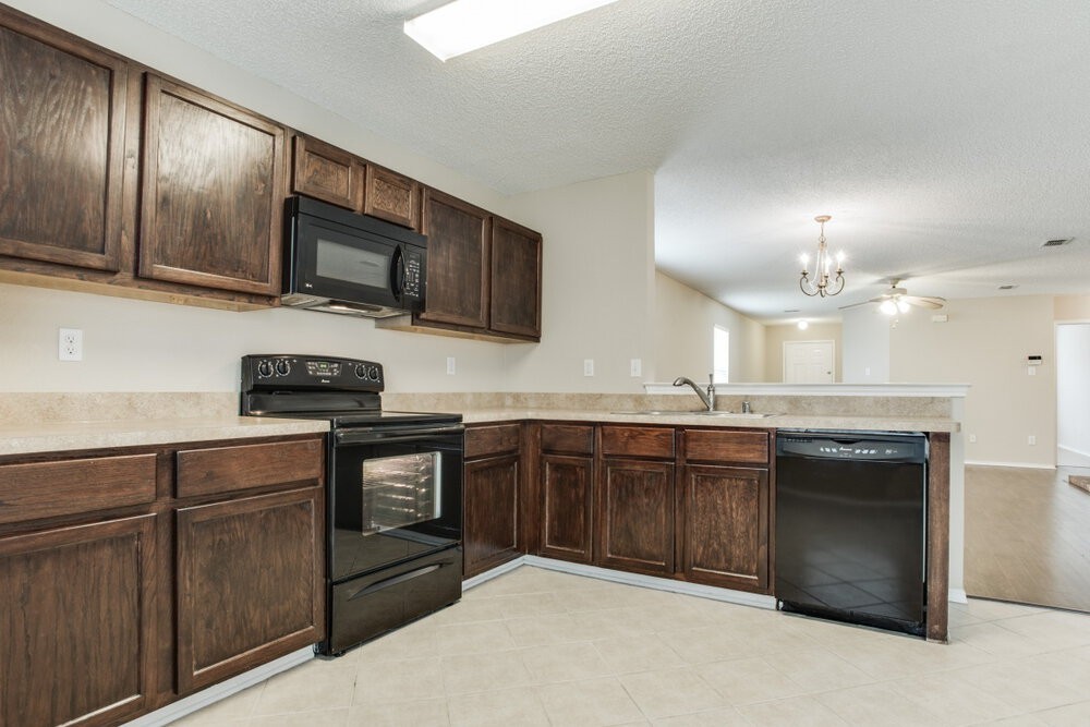 8712 Stonebriar Ln - Photo 3 of 10