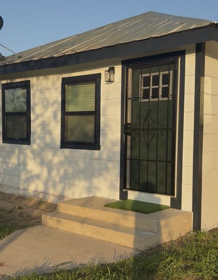1602 Pena St - Photo 2 of 5