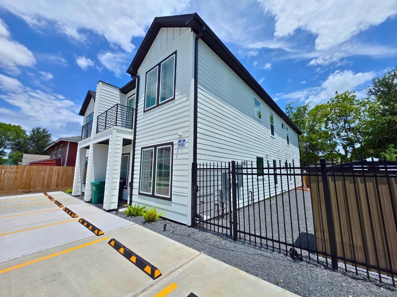 3915 Tuam St - Photo 4 of 17