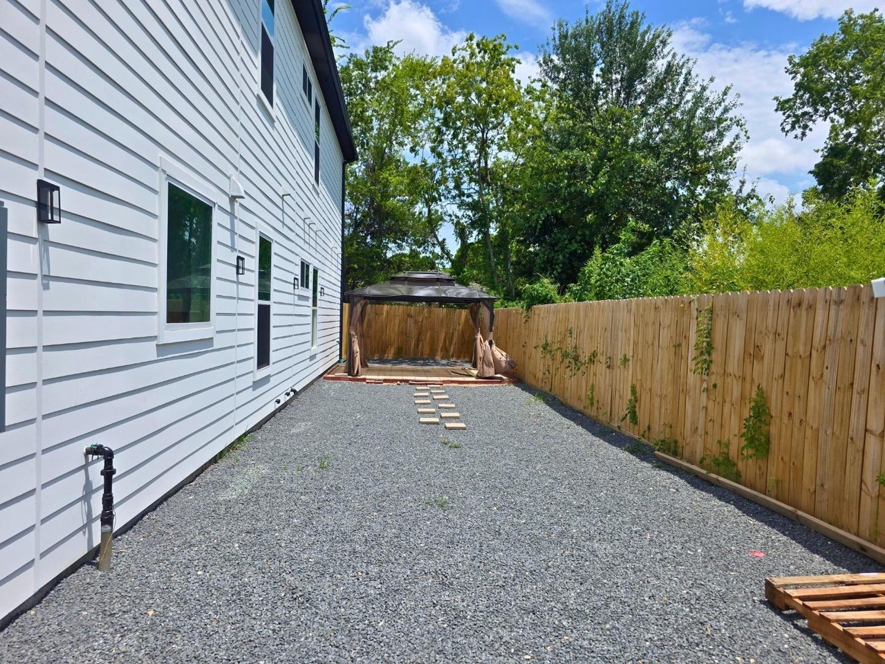 3915 Tuam St - Photo 7 of 17