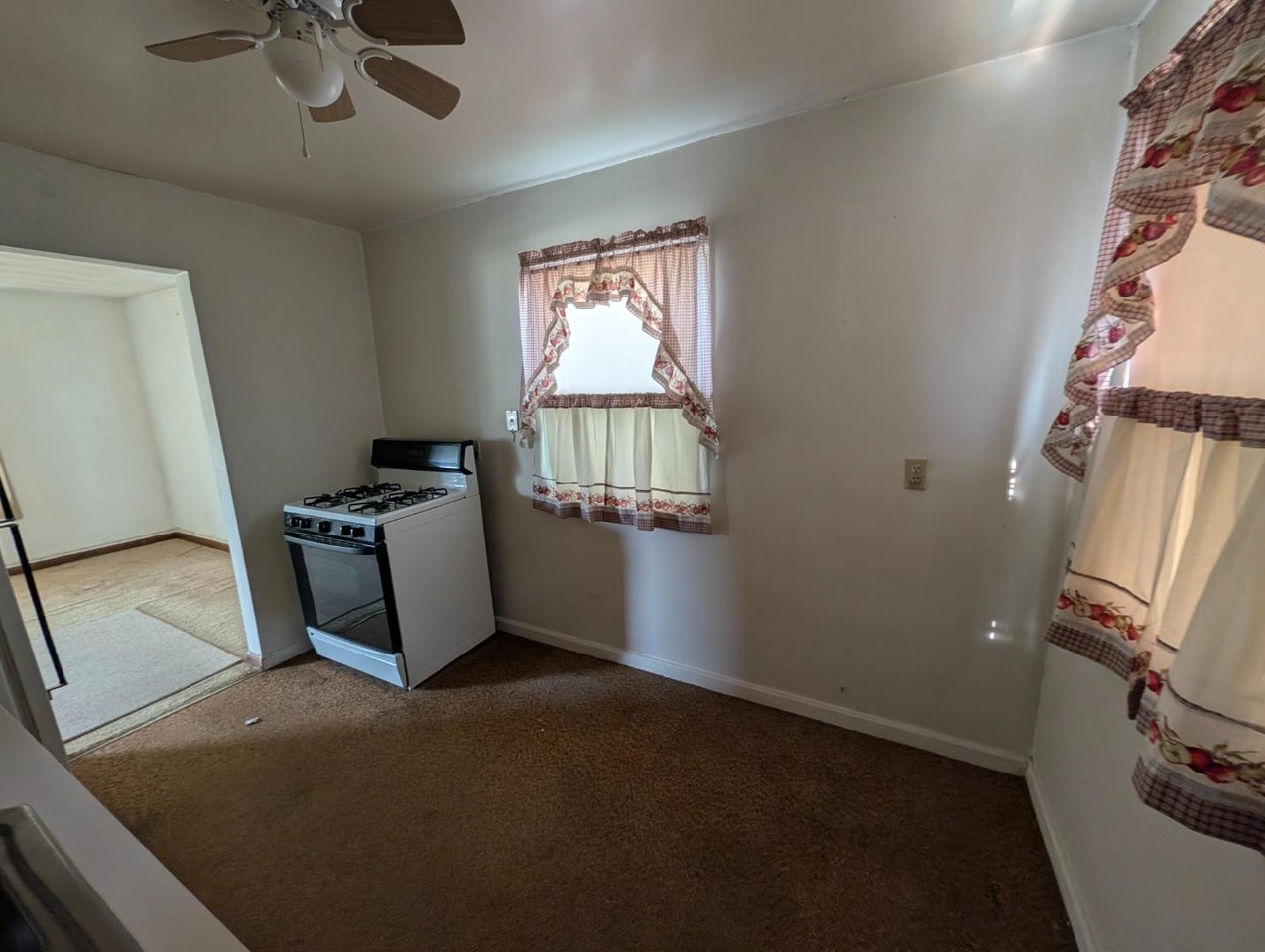 2411 Delaware St - Photo 5 of 11