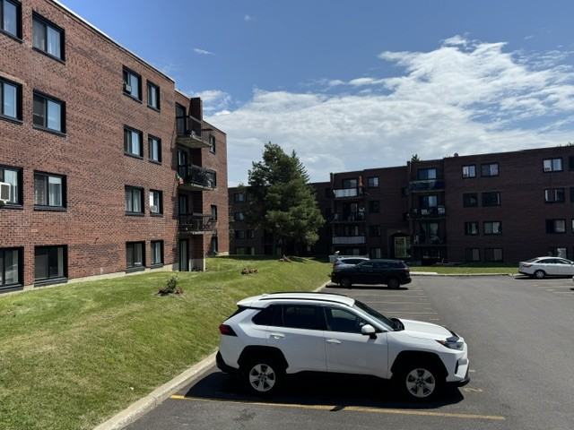 3 1/2 Grand et Luxueux, Laval 1275$ - Photo 2 of 16