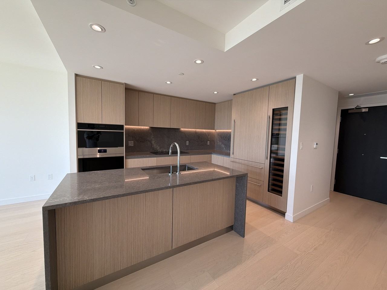 801 Harbourside Drive #104 - Photo 3 of 28