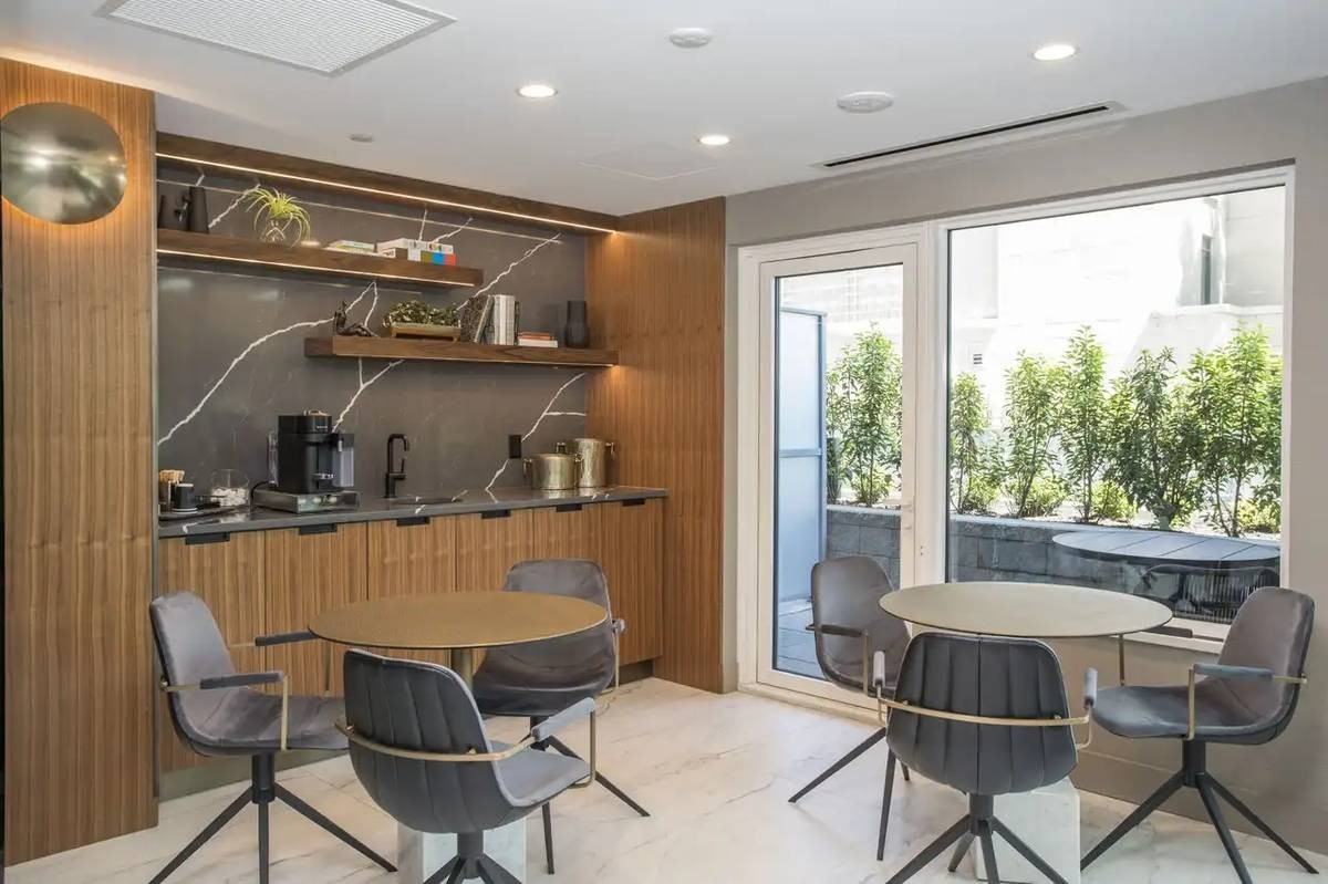 Executive On The Park West Vancouver - Photo 7 of 13