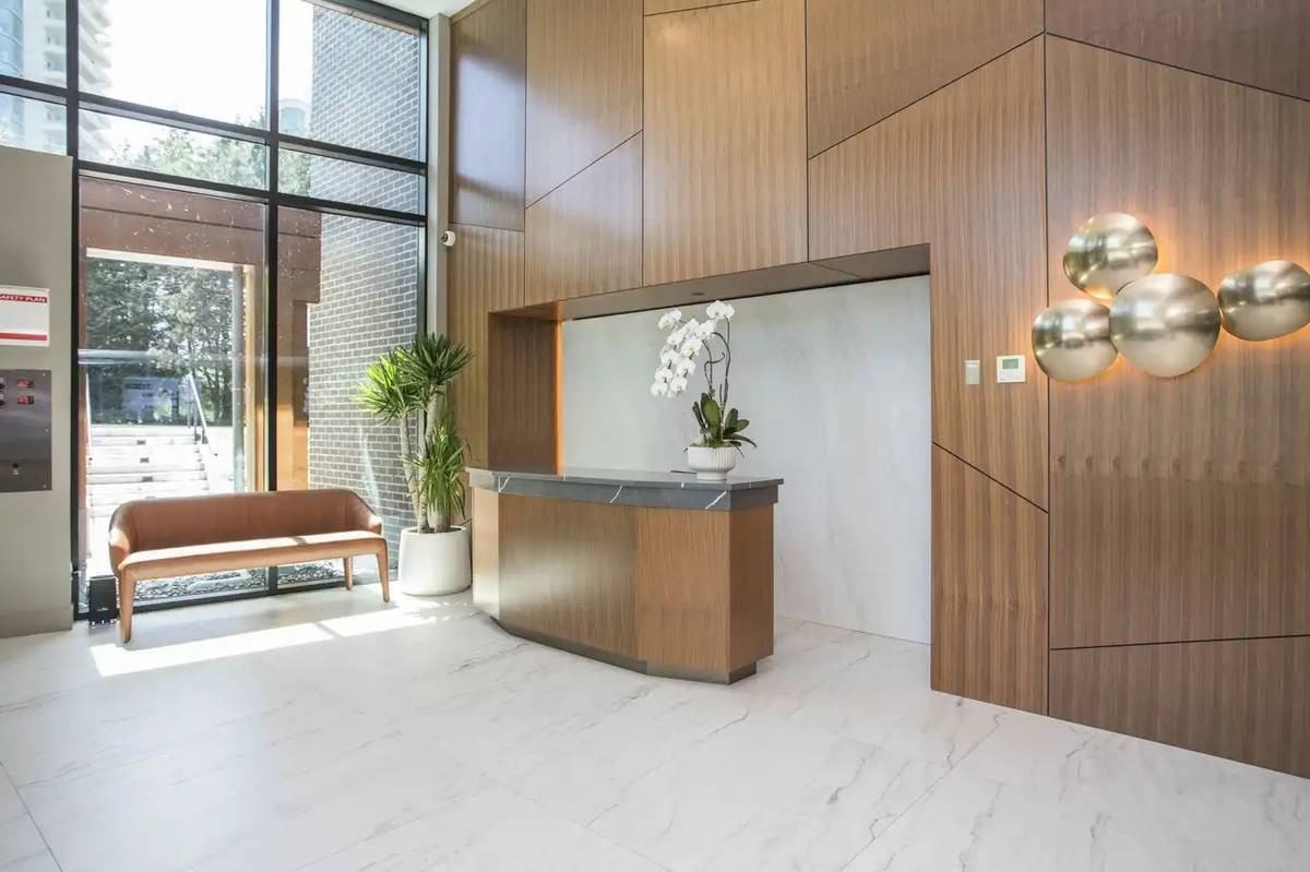 Executive On The Park West Vancouver - Photo 6 of 13