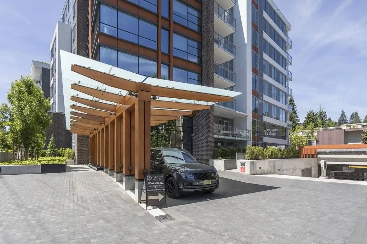 Executive On The Park West Vancouver - Photo 2 of 13