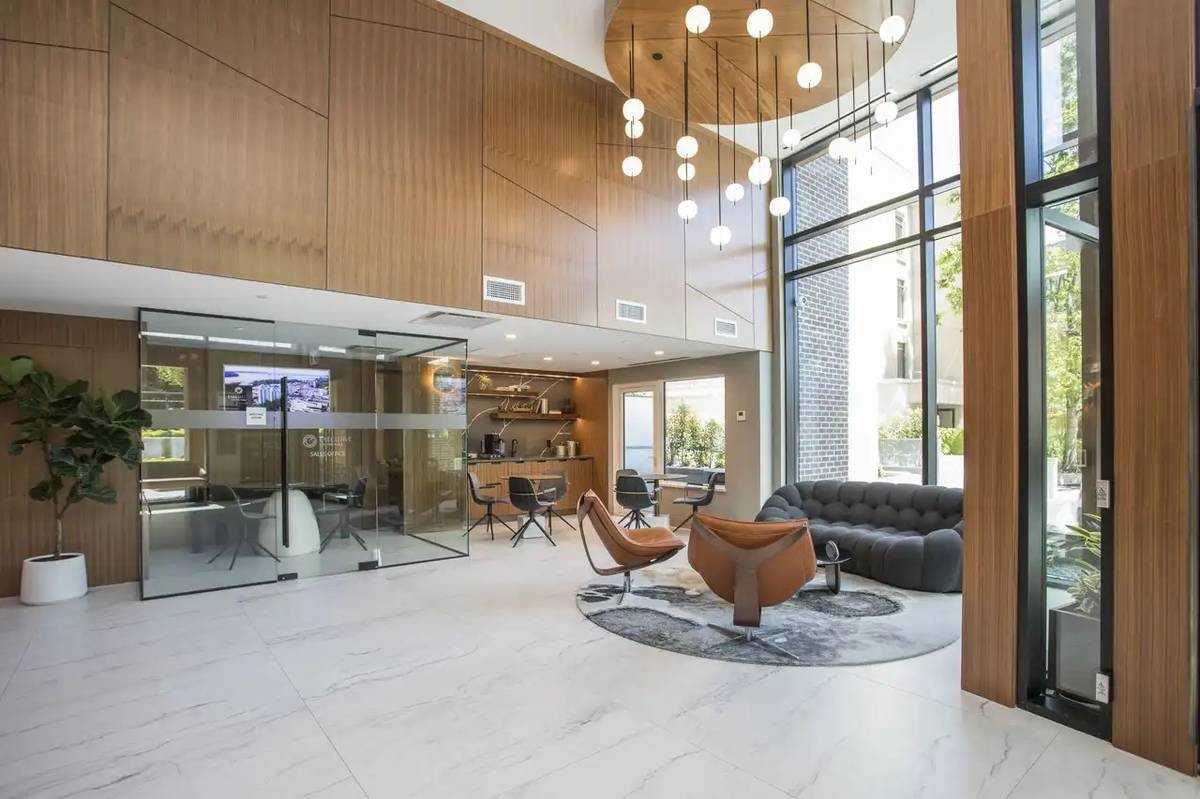 Executive On The Park West Vancouver - Photo 5 of 13