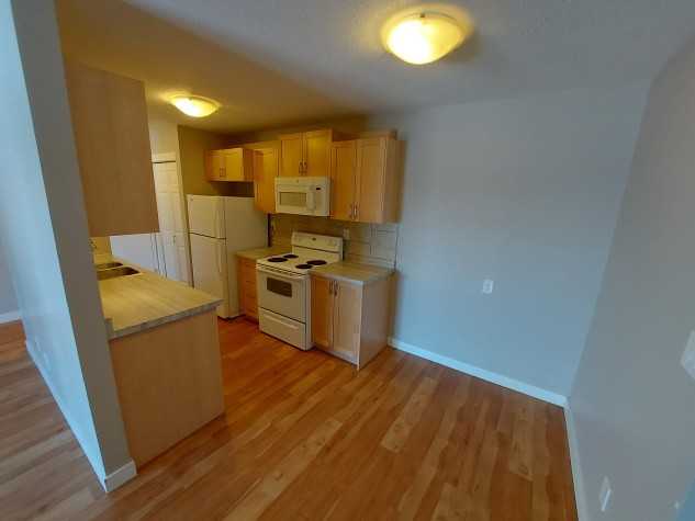 5904 51 Ave - Photo 2 of 8