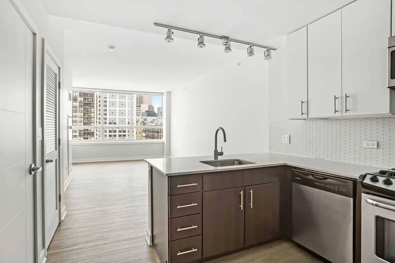 705 W Adams St - Photo 2 of 9