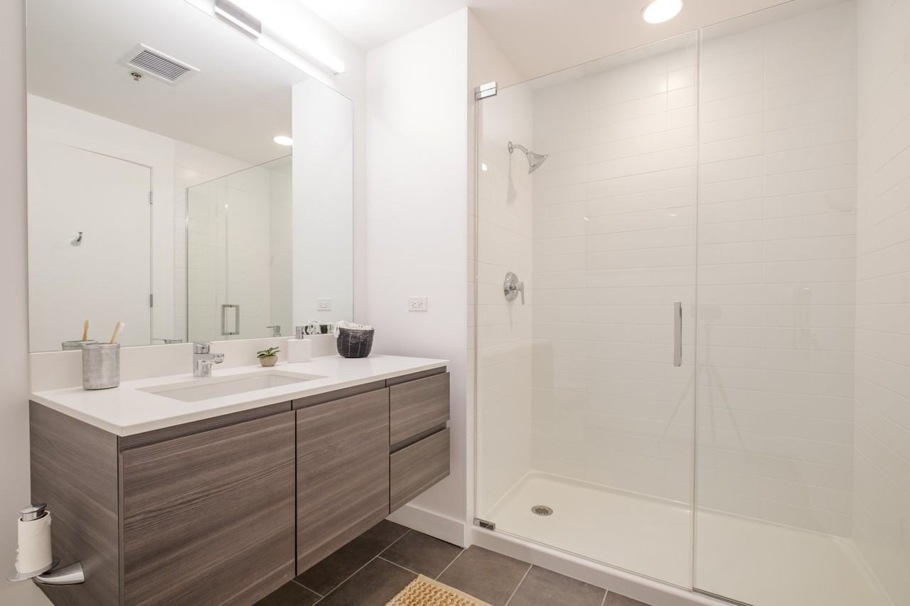 189 W Hubbard St - Photo 5 of 9