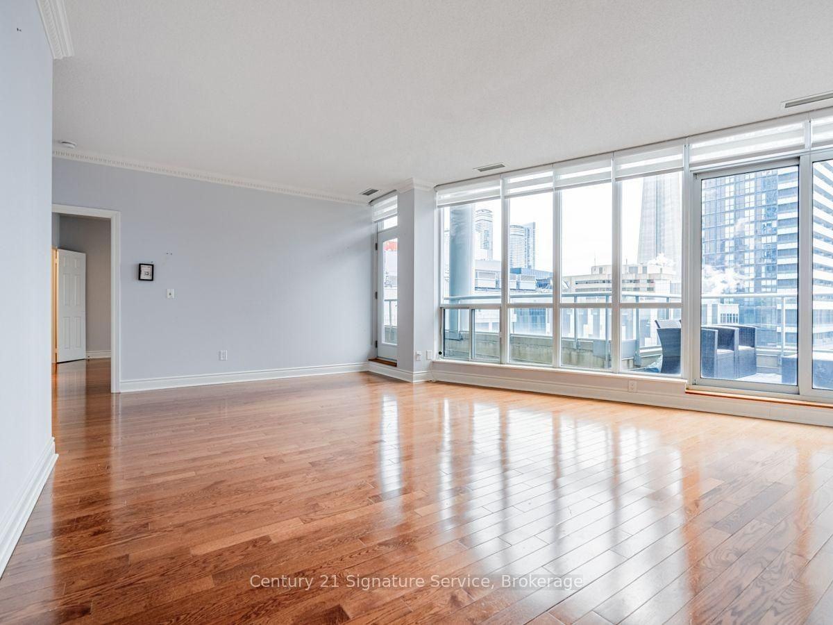 250 Wellington Street West #PH36 - Photo 6 of 39