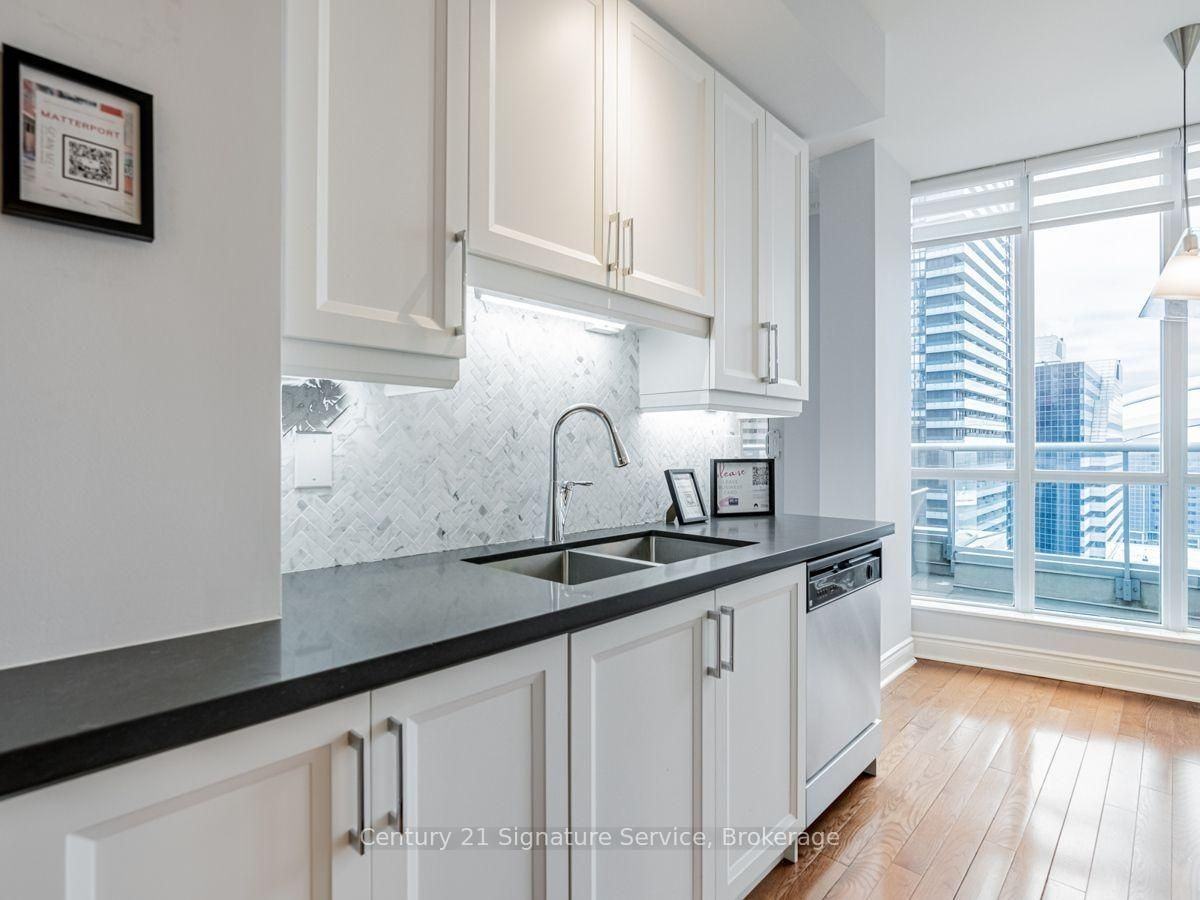 250 Wellington Street West #PH36 - Photo 5 of 39