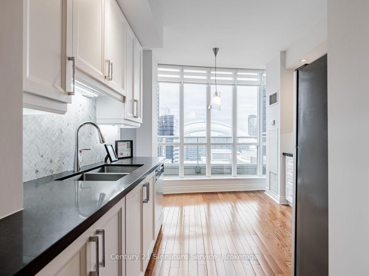 250 Wellington Street West #PH36 - Photo 3 of 39