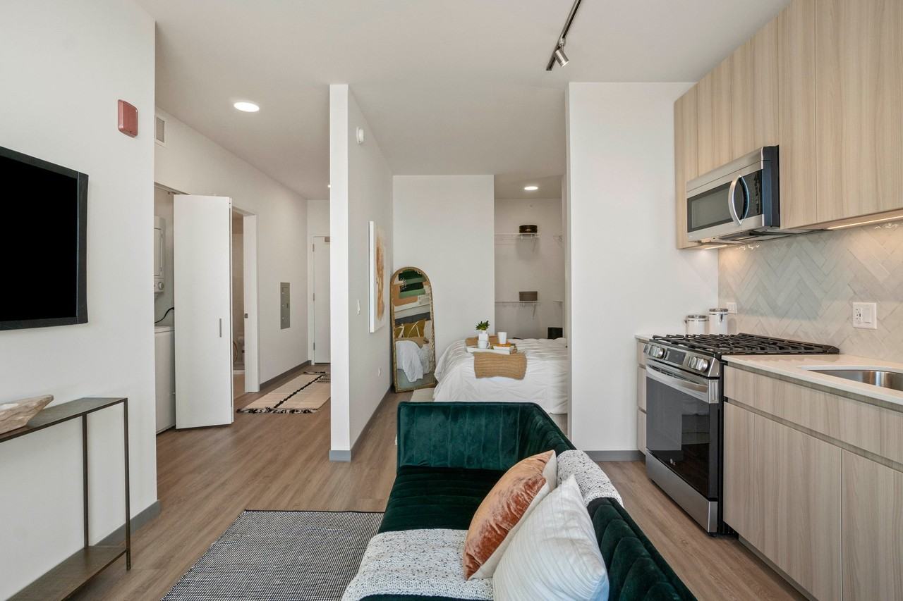 539 S Damen Ave - Photo 2 of 7
