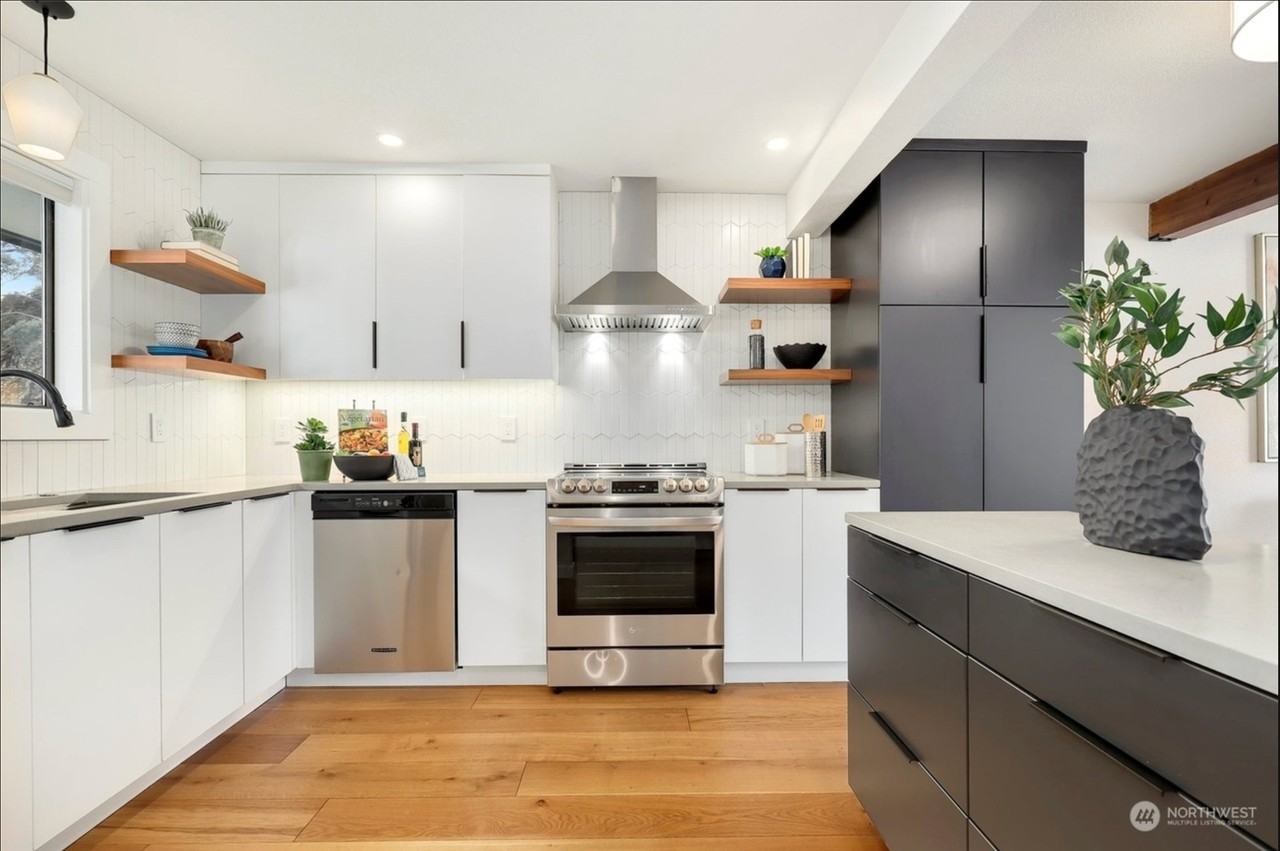 210 Boylston Ave E #205 - Photo 6 of 21