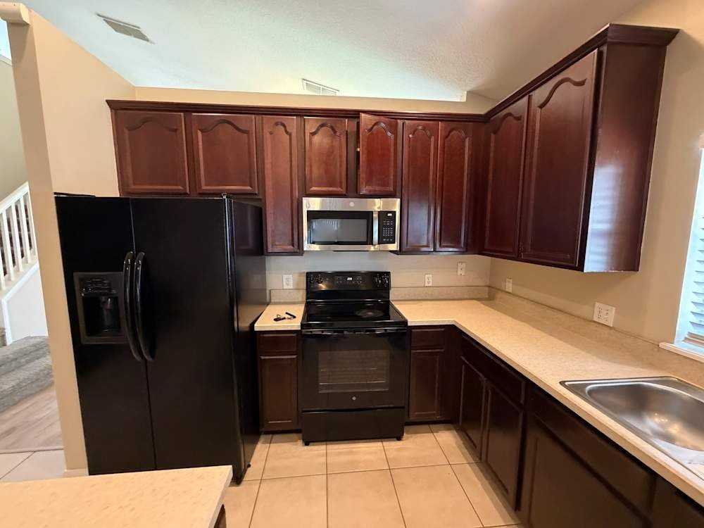 1021 Hacienda Cir - Photo 3 of 13