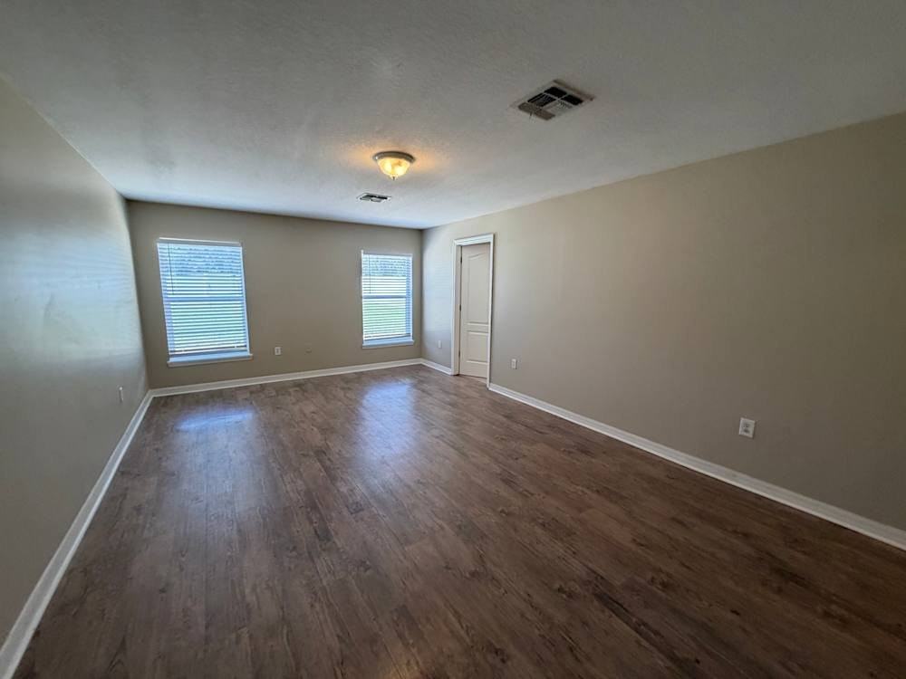 1021 Hacienda Cir - Photo 5 of 13