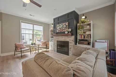 10816 Meriwether Ln - Photo 3 of 18