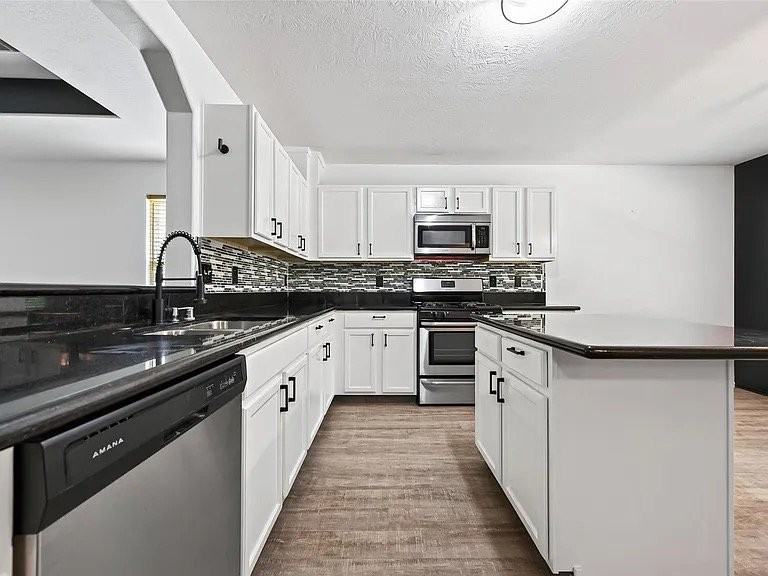 22703 Bridgewater Dr - Photo 3 of 7